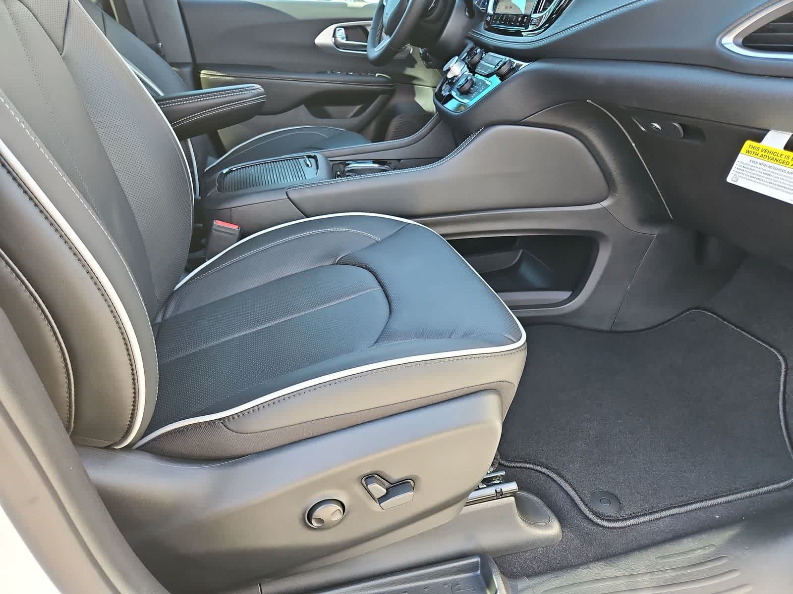 Thumbnail: 2026 Chrysler Pacifica - 21