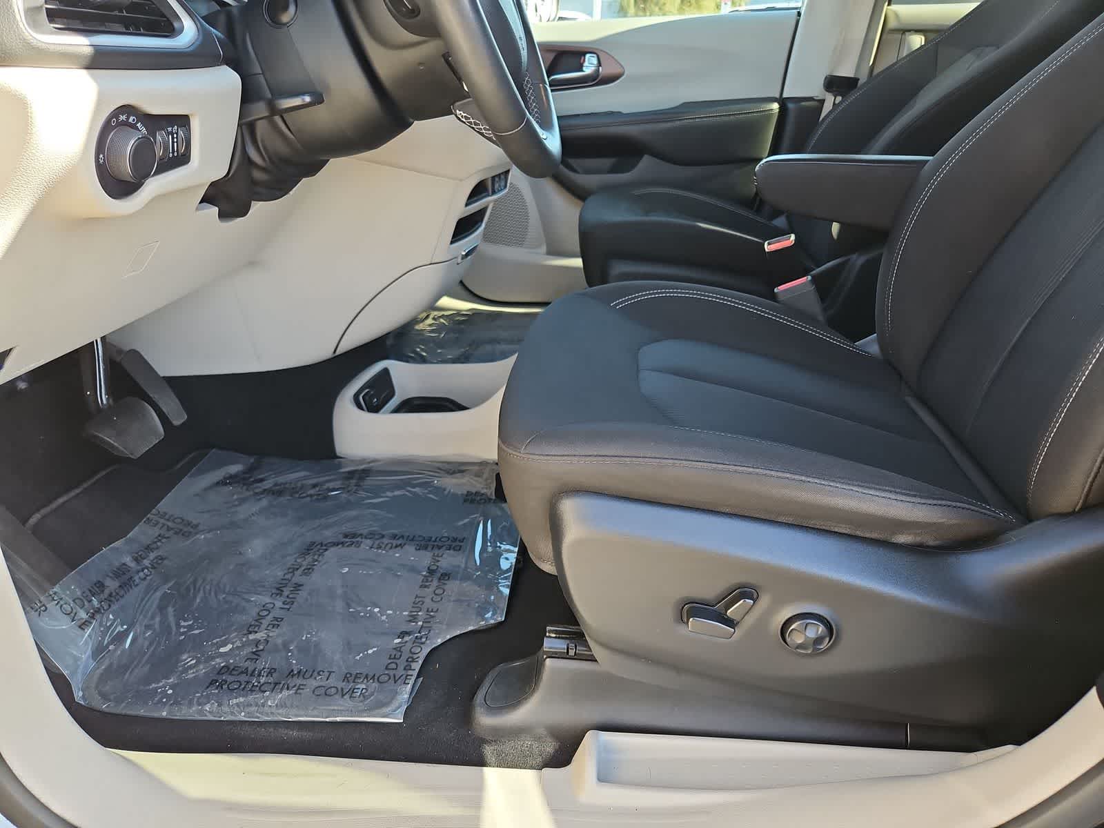 Thumbnail: 2023 Chrysler Voyager - 17