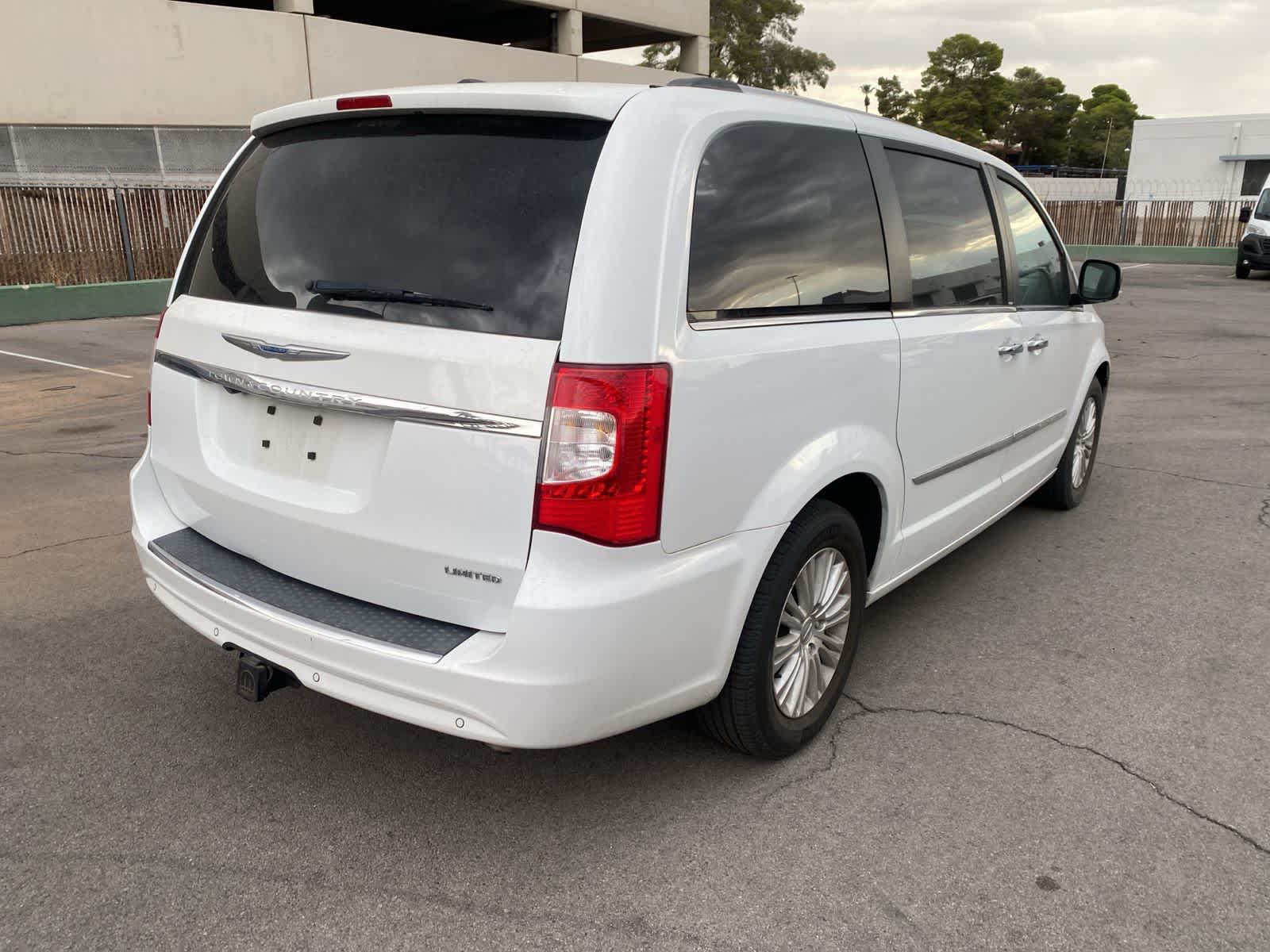 Thumbnail: 2014 Chrysler Town & Country - 6