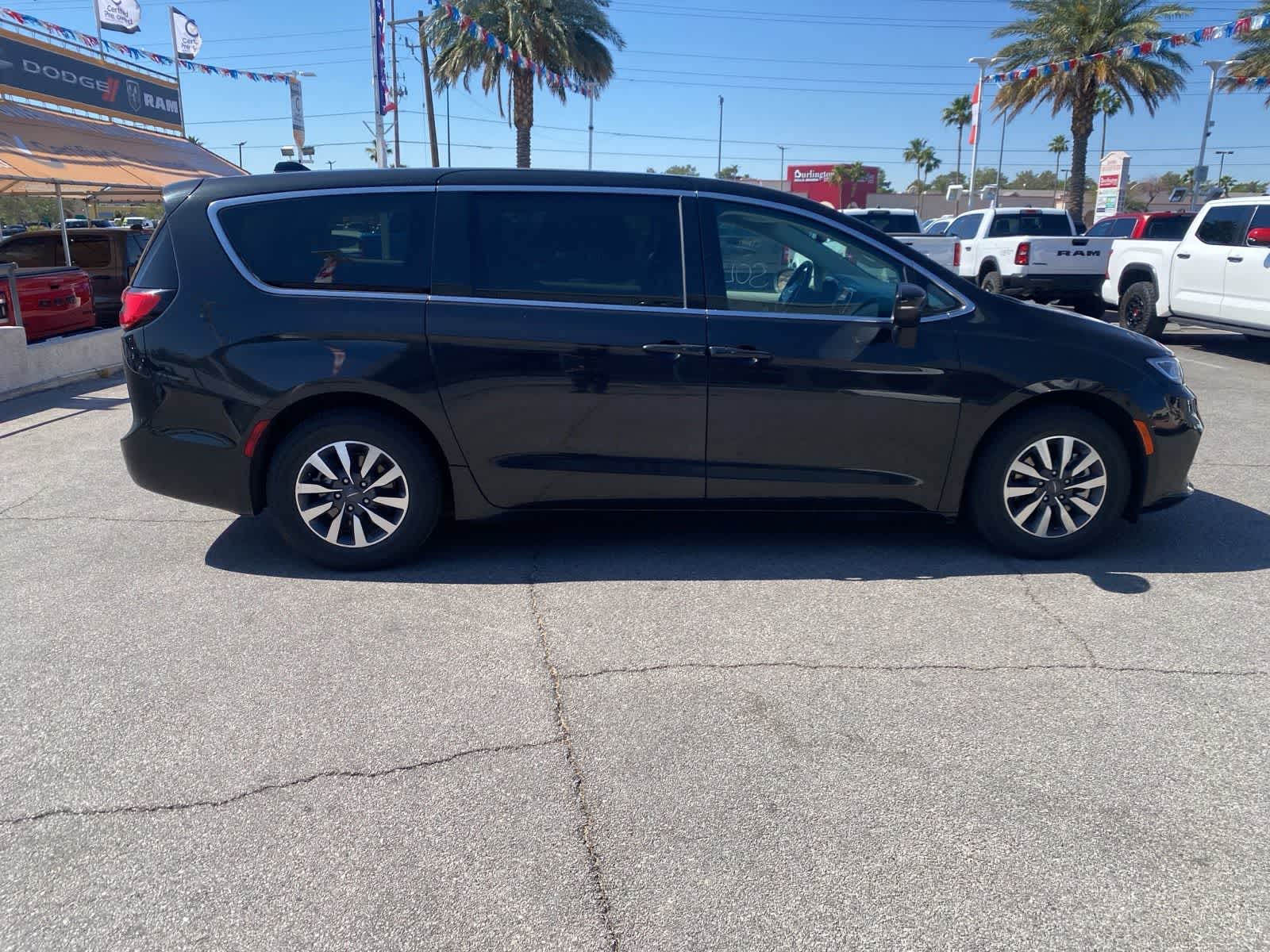 Thumbnail: 2023 Chrysler Pacifica - 5