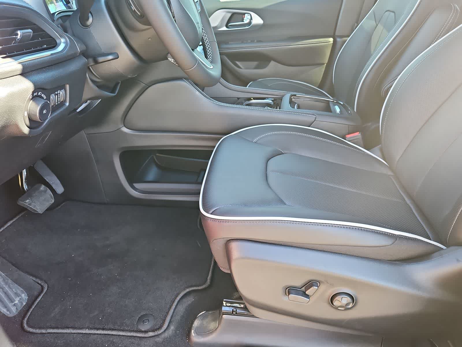 Thumbnail: 2026 Chrysler Pacifica - 16