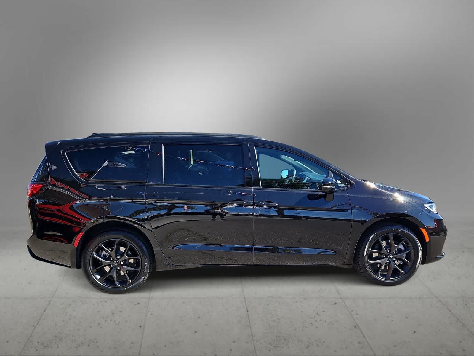 Thumbnail: 2026 Chrysler Pacifica - 9