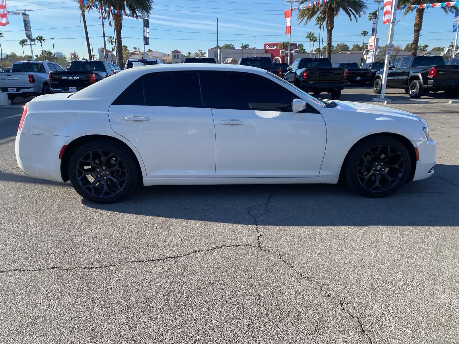 Thumbnail: 2019 Chrysler 300 - 4