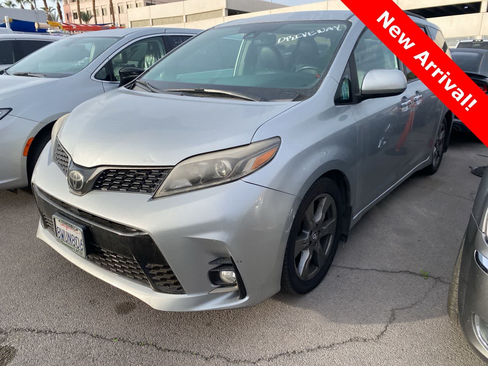 2019 Toyota Sienna SE's photo