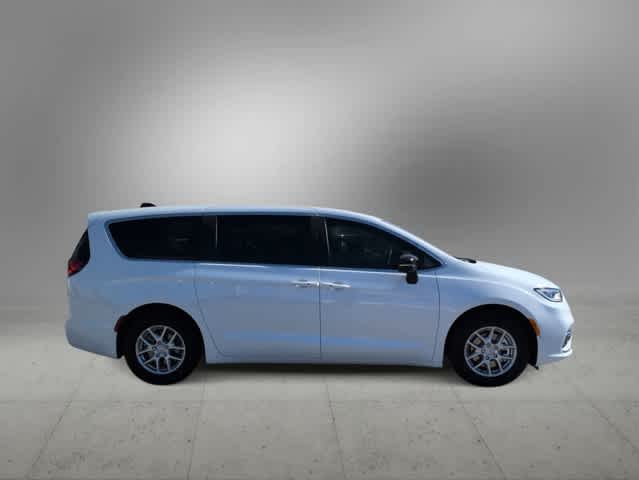 Thumbnail: 2026 Chrysler Pacifica - 9