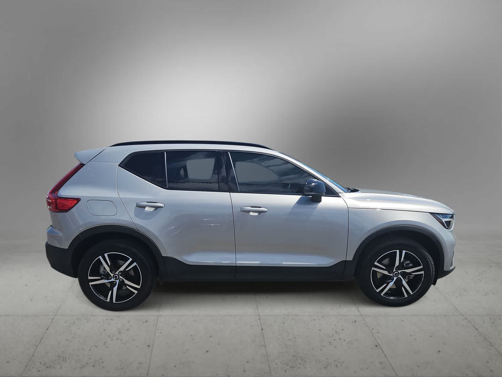 Thumbnail: 2024 Volvo XC40 - 10
