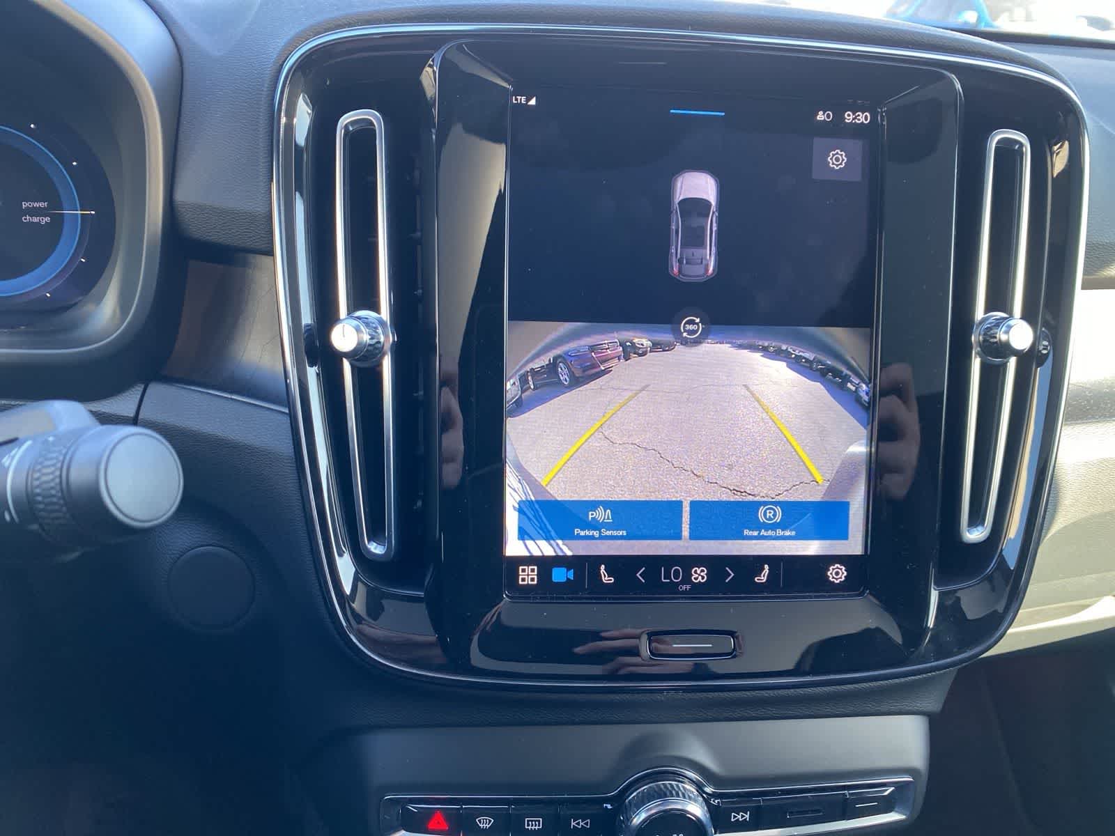 Thumbnail: 2023 Volvo C40 - 16