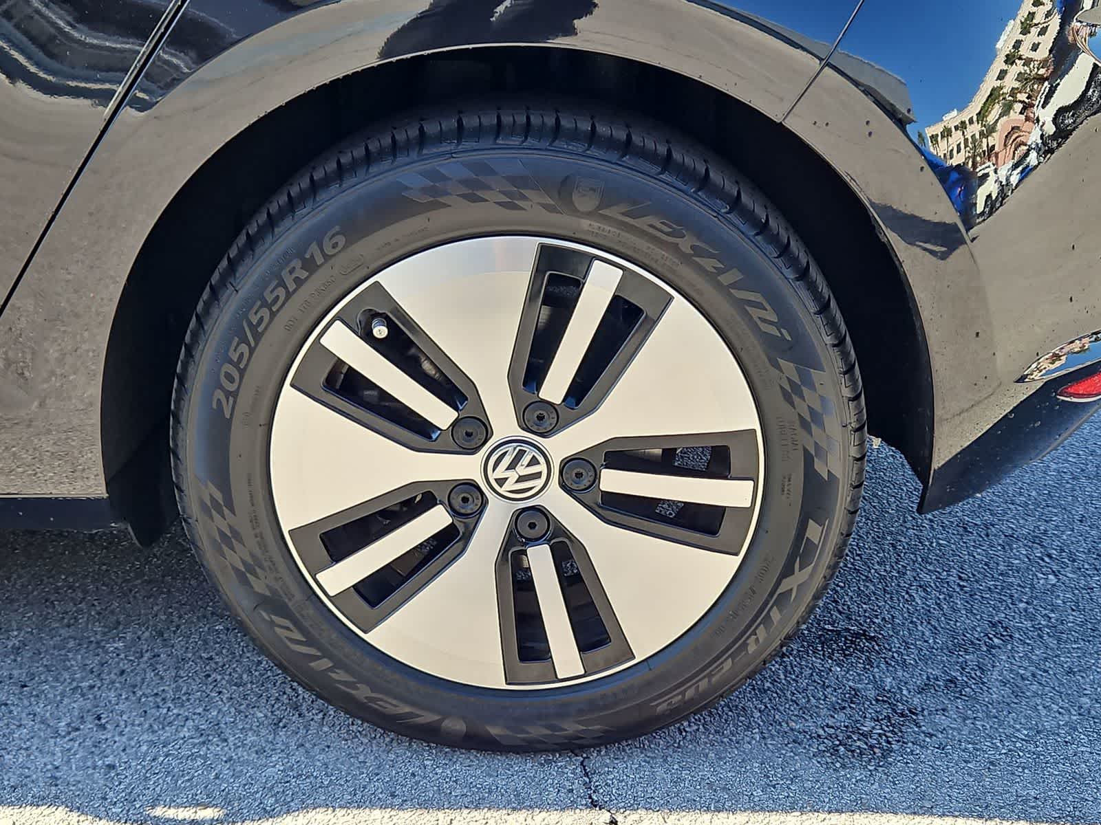 Thumbnail: 2016 Volkswagen e-Golf - 13