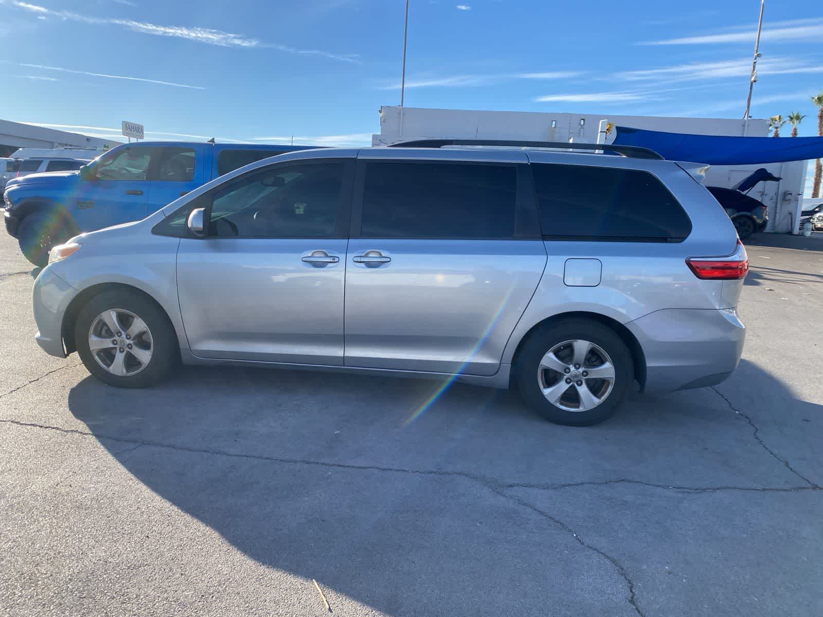 Thumbnail: 2017 Toyota Sienna - 9