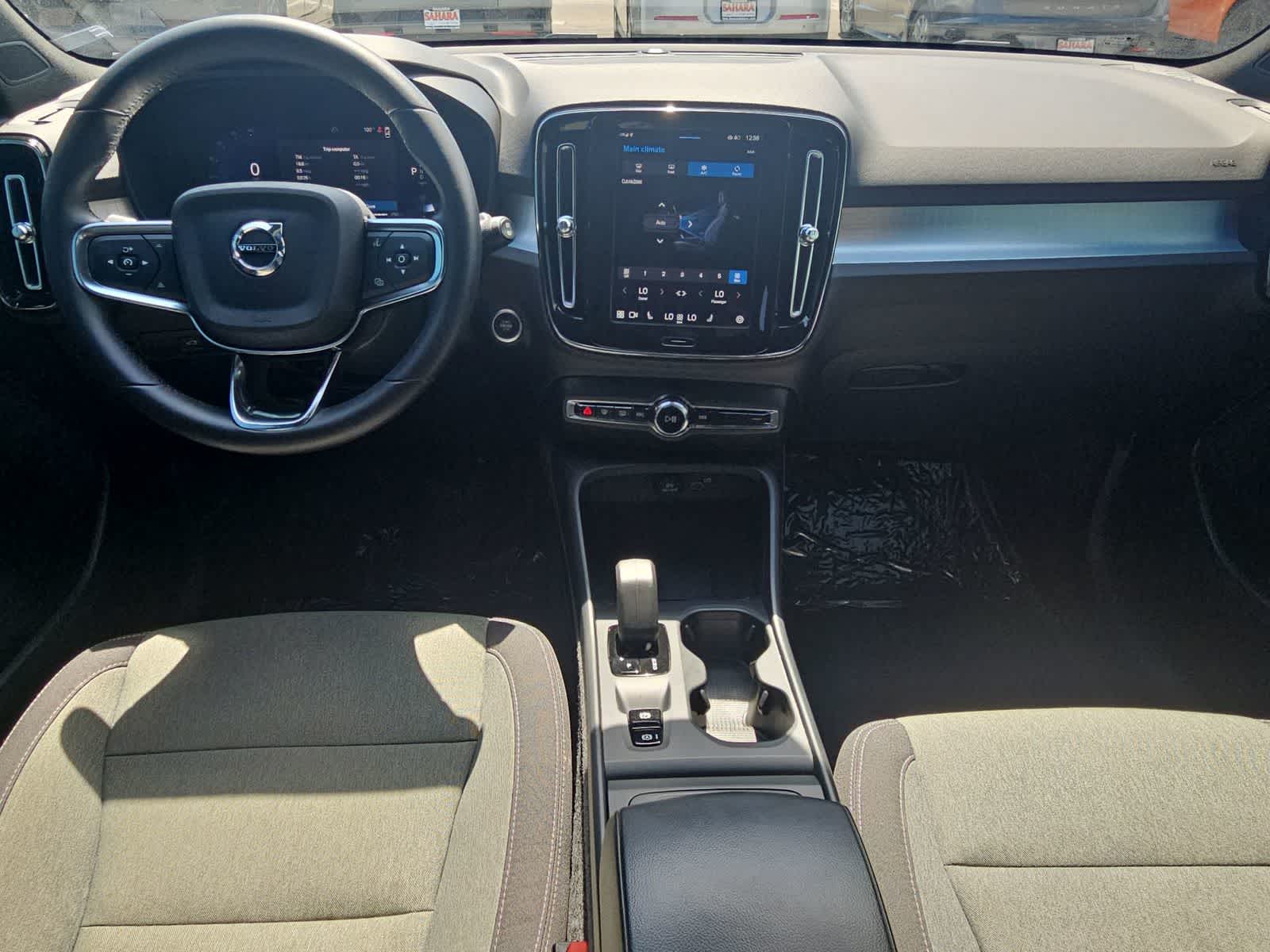 Thumbnail: 2024 Volvo XC40 - 15