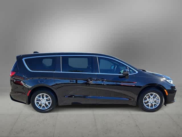 Thumbnail: 2026 Chrysler Pacifica - 9