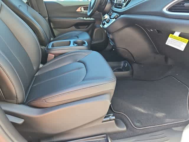 Thumbnail: 2026 Chrysler Pacifica - 21
