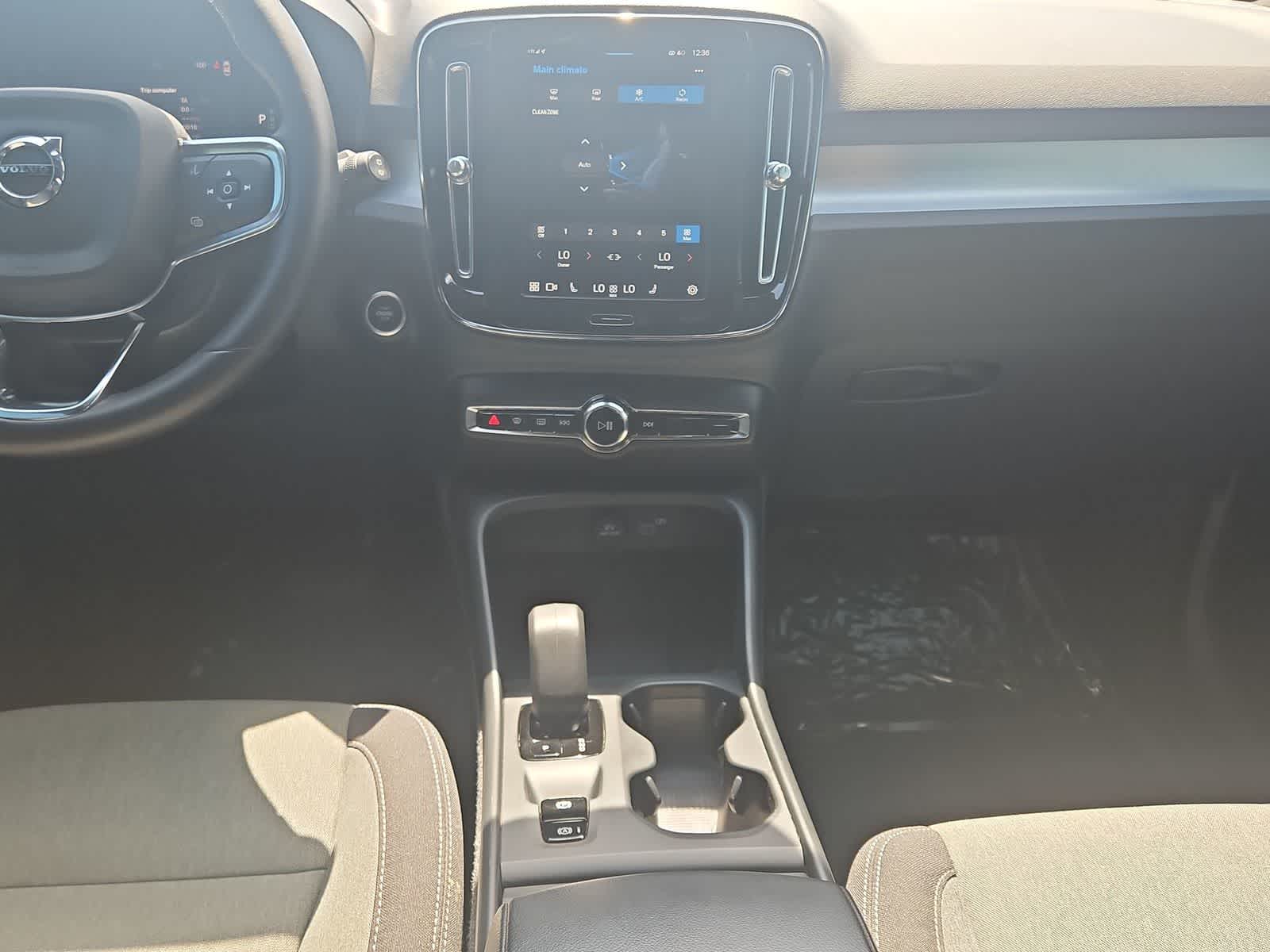 Thumbnail: 2024 Volvo XC40 - 27