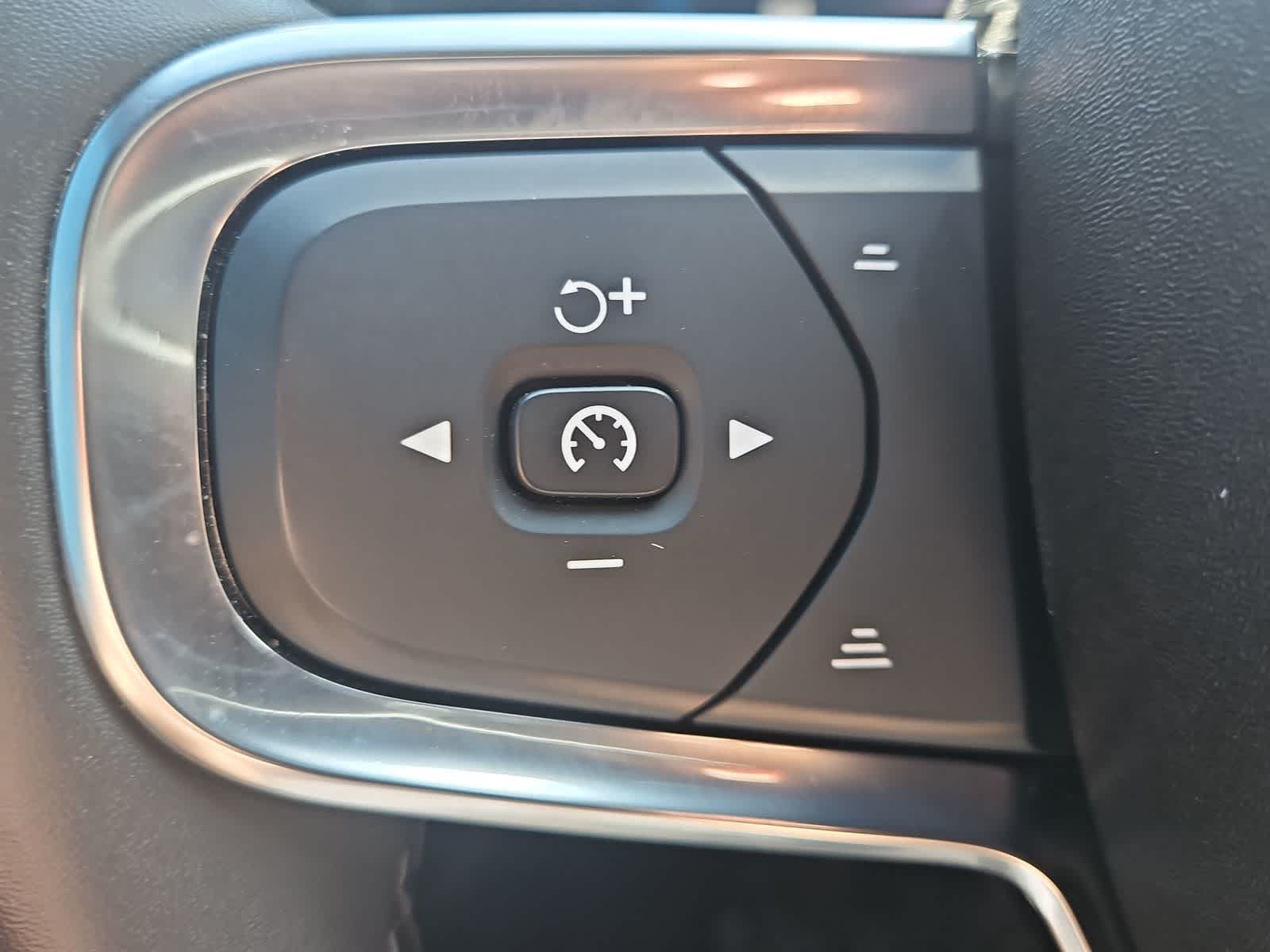 Thumbnail: 2024 Volvo XC40 - 23