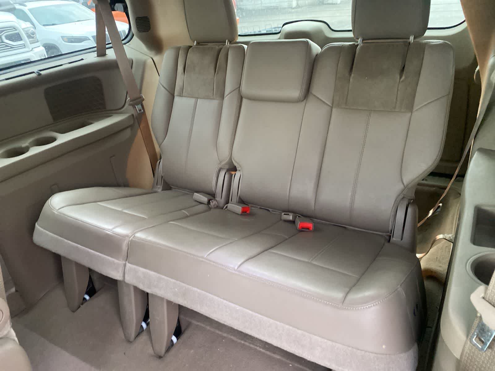 Thumbnail: 2014 Chrysler Town & Country - 13