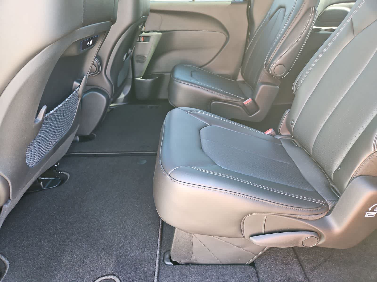 Thumbnail: 2026 Chrysler Pacifica - 19