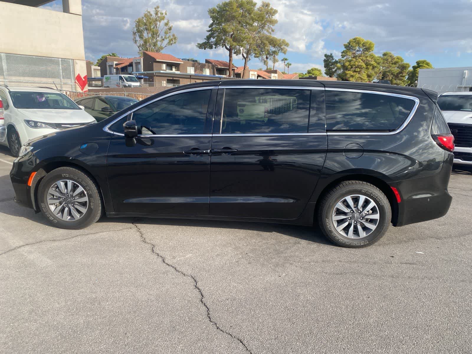 Thumbnail: 2023 Chrysler Pacifica - 9