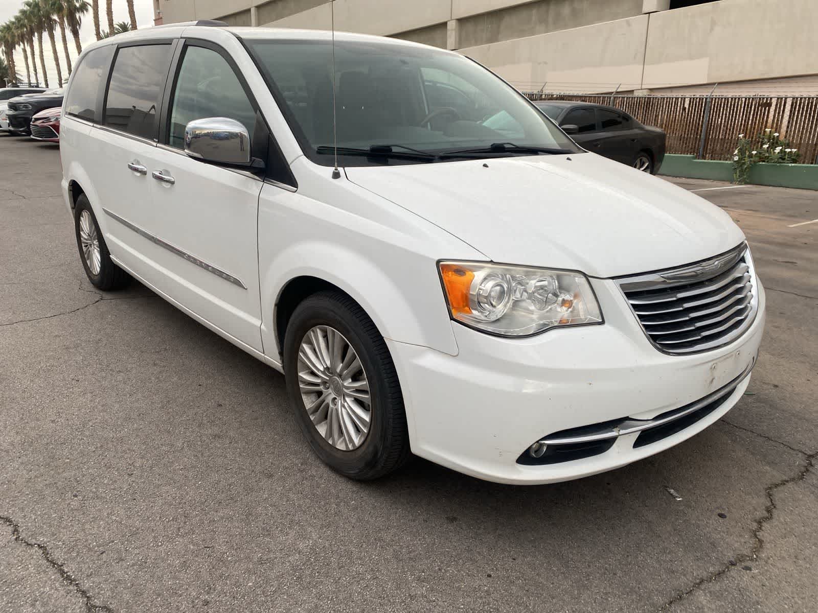 Thumbnail: 2014 Chrysler Town & Country - 3
