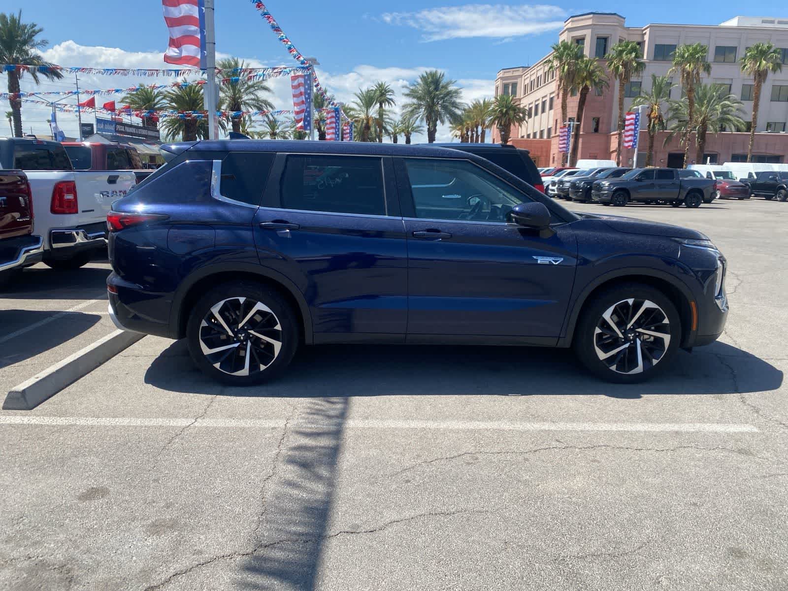 Thumbnail: 2023 Mitsubishi Outlander - 5