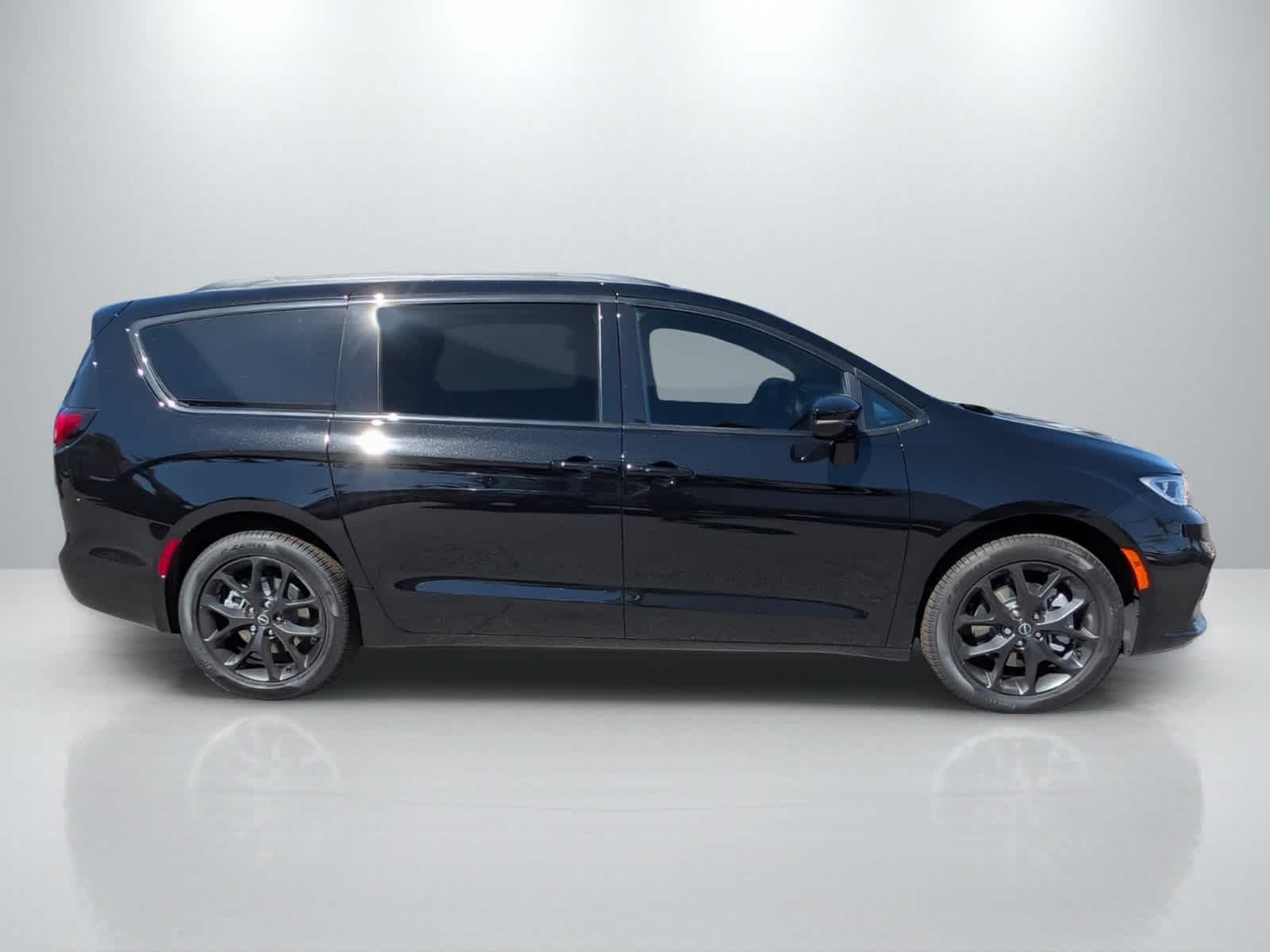 Thumbnail: 2026 Chrysler Pacifica - 8