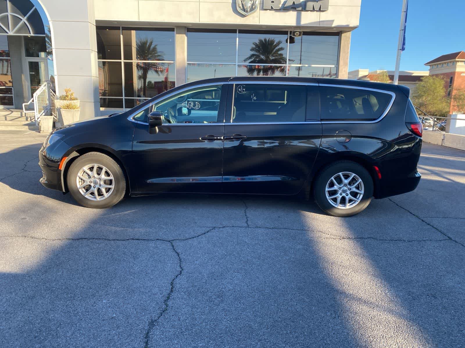 Thumbnail: 2023 Chrysler Voyager - 10