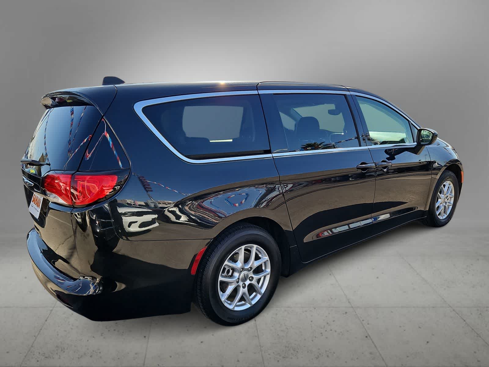 Thumbnail: 2023 Chrysler Voyager - 9