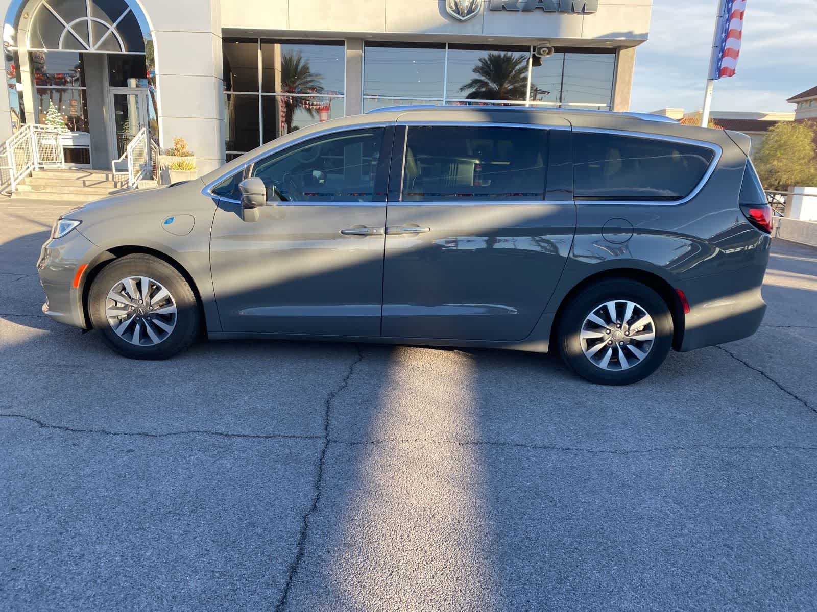 Thumbnail: 2021 Chrysler Pacifica - 10