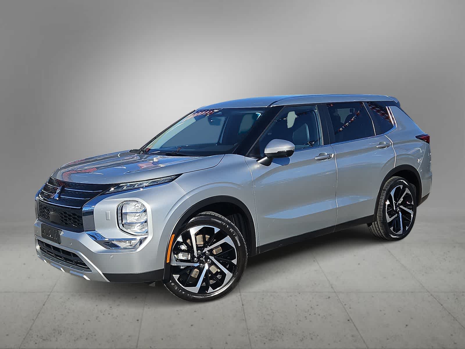 2024 Mitsubishi Outlander SE's photo