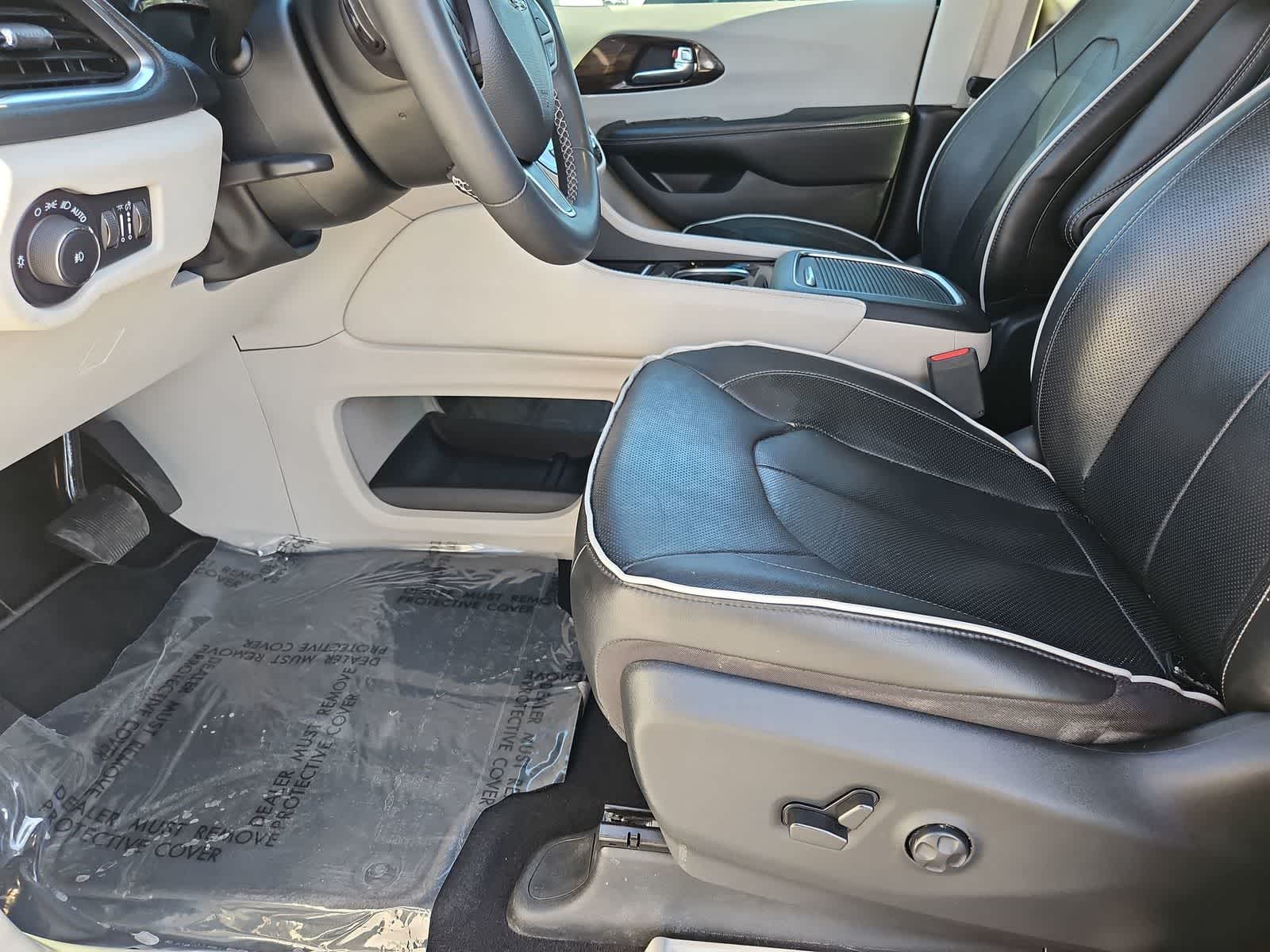 Thumbnail: 2022 Chrysler Pacifica - 17