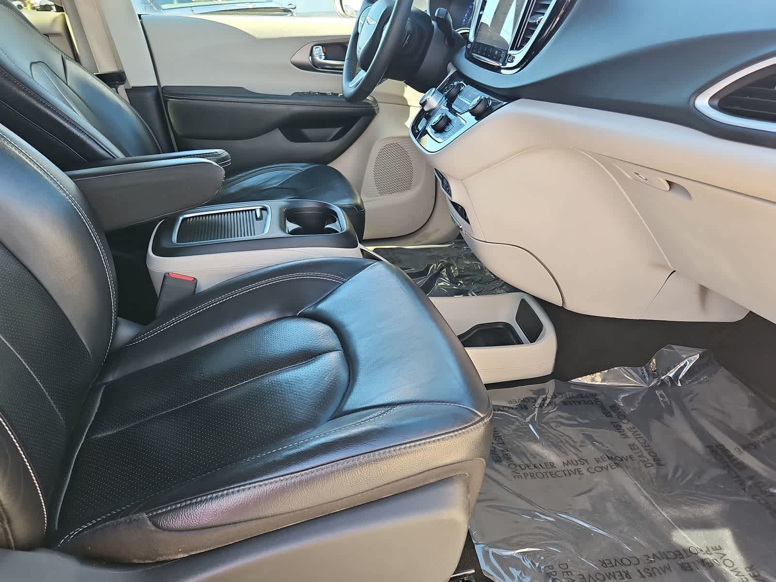 Thumbnail: 2022 Chrysler Pacifica - 25