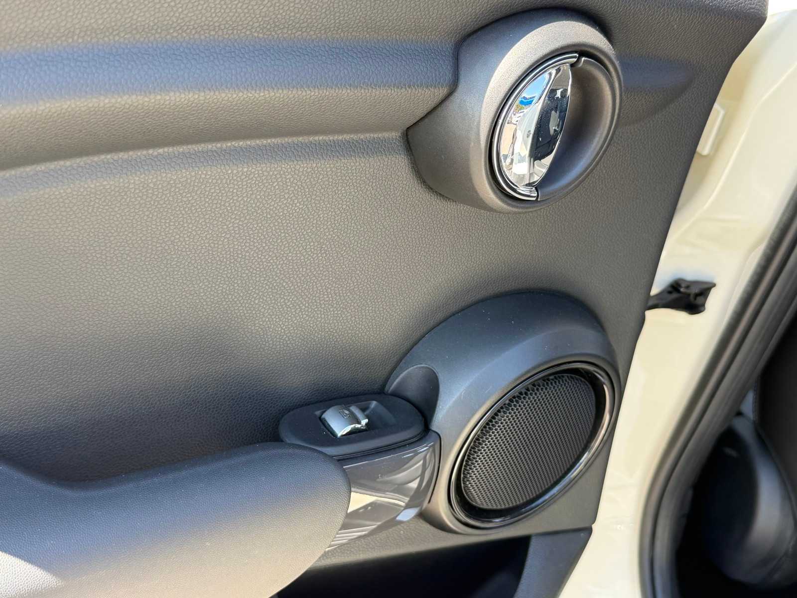 Thumbnail: 2018 MINI Cooper Hardtop - 24