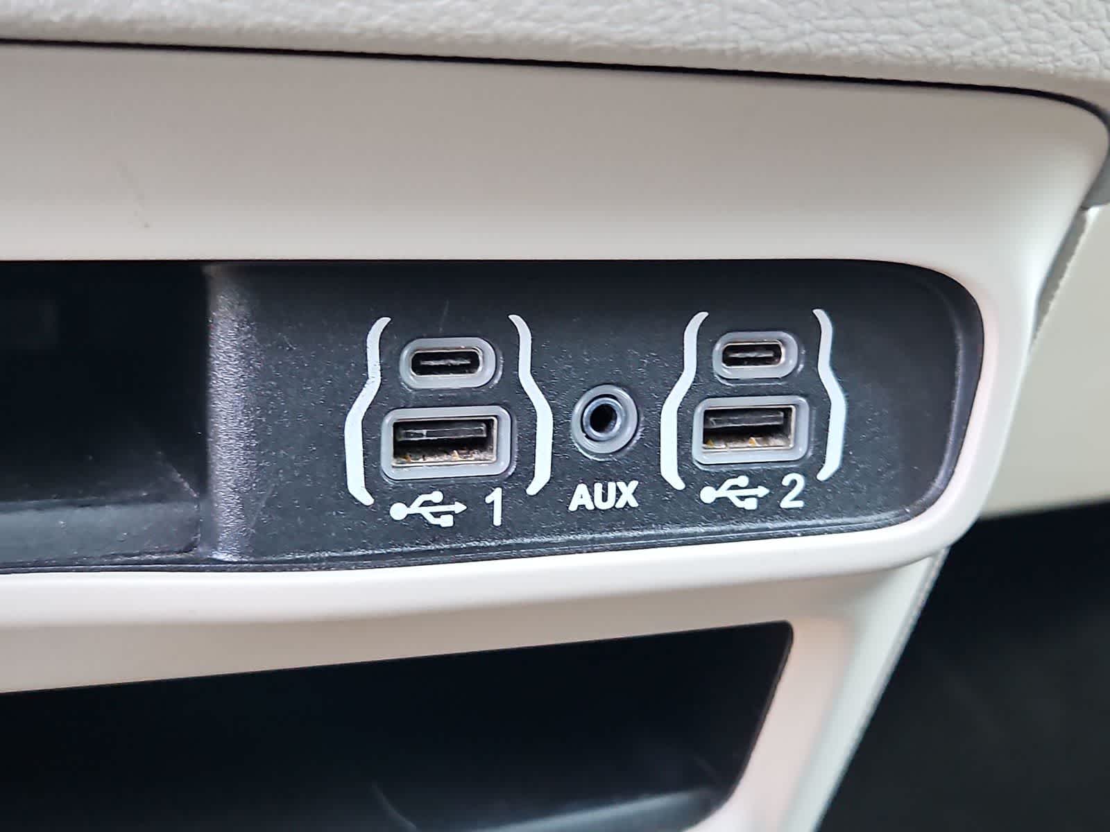 Thumbnail: 2023 Chrysler Voyager - 30