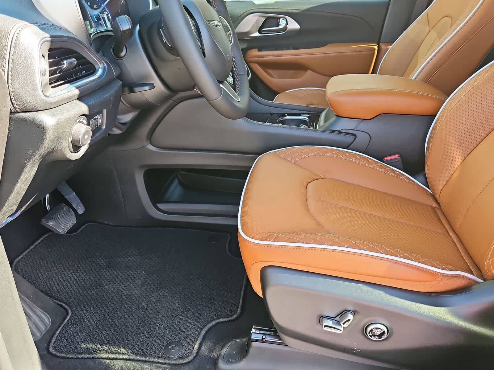 Thumbnail: 2026 Chrysler Pacifica - 16