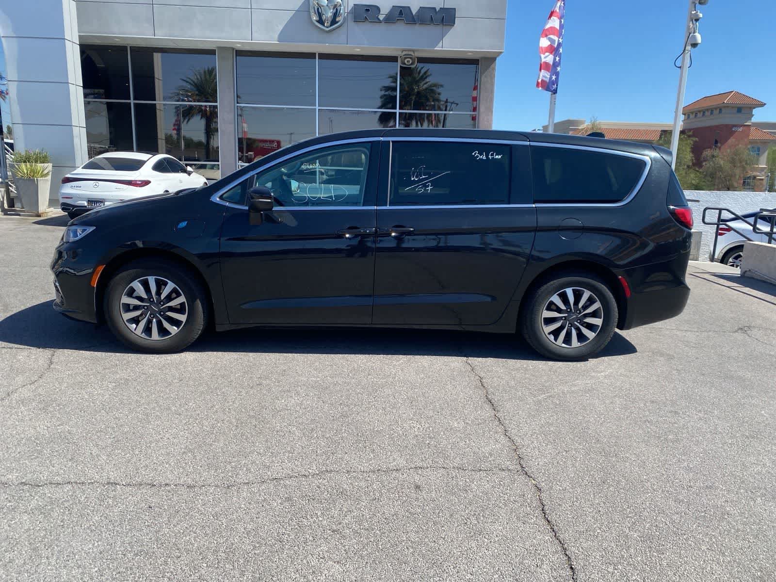 Thumbnail: 2023 Chrysler Pacifica - 10