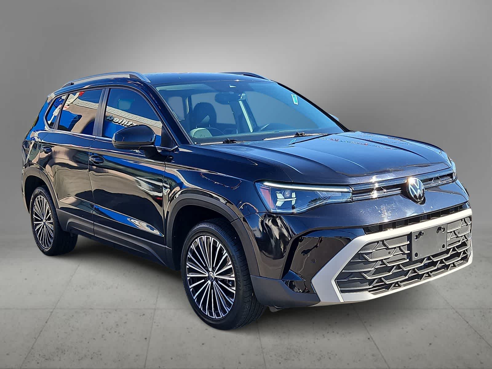 2025 Volkswagen Taos SE photo 2