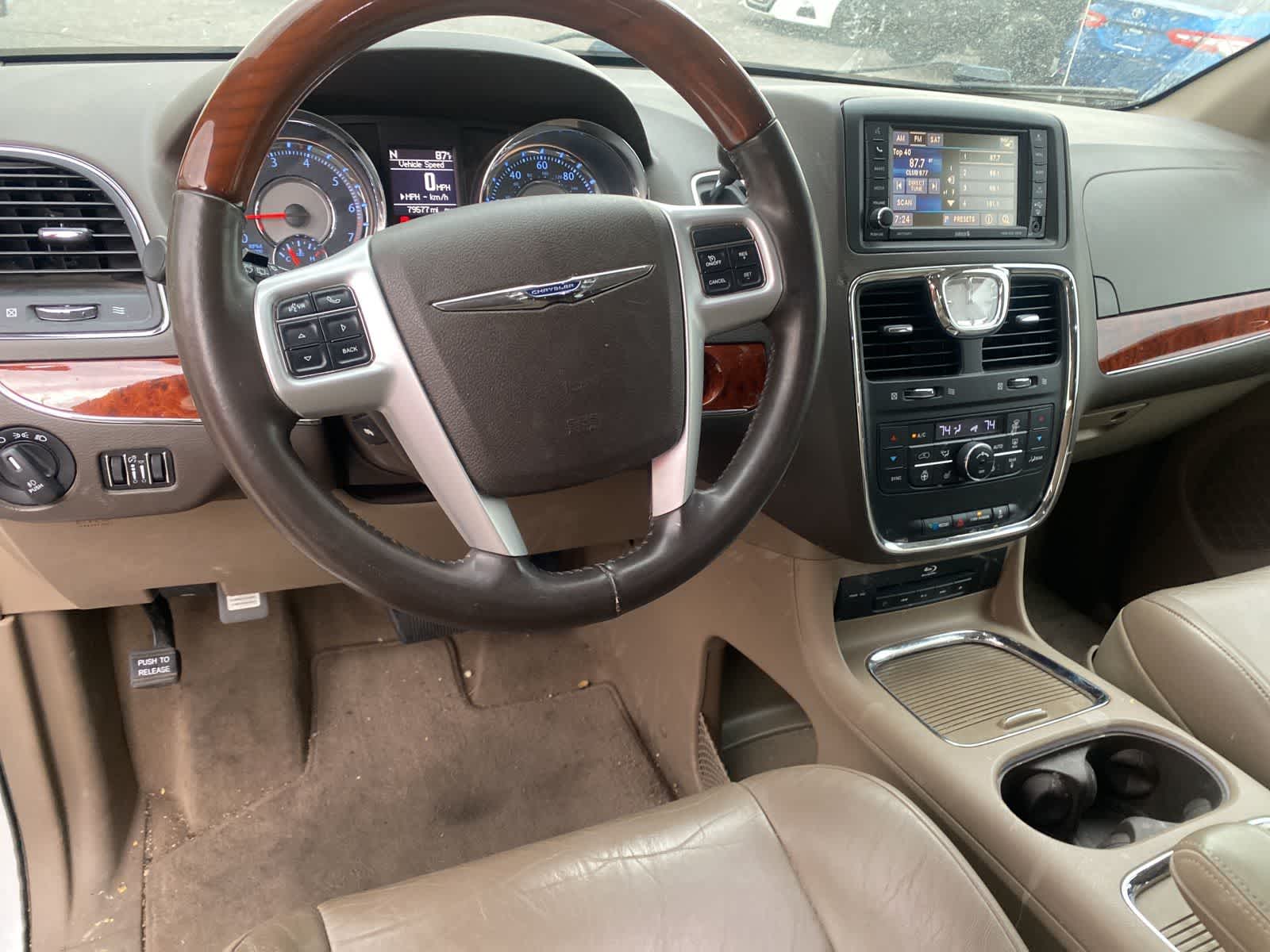 Thumbnail: 2014 Chrysler Town & Country - 10