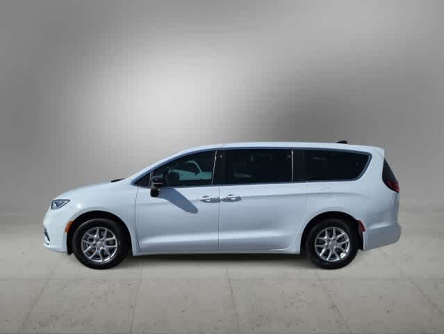 Thumbnail: 2026 Chrysler Pacifica - 5