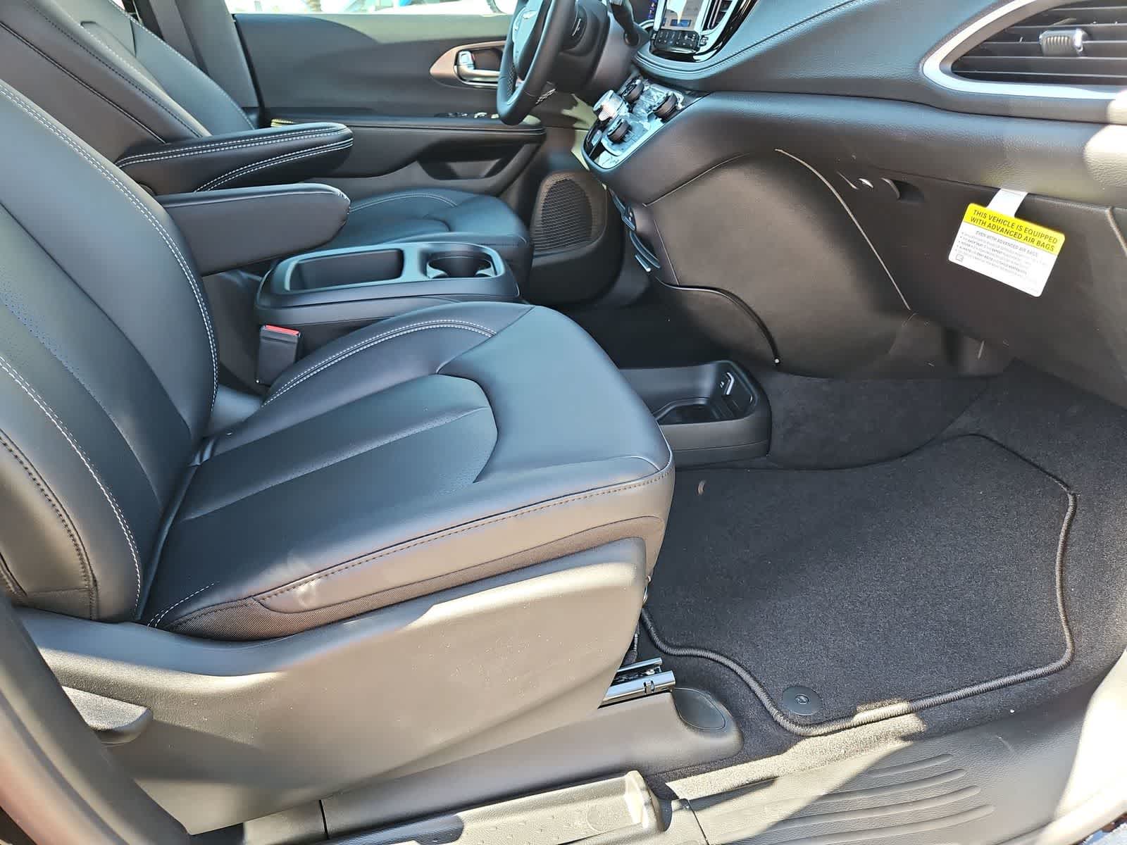 Thumbnail: 2026 Chrysler Pacifica - 21