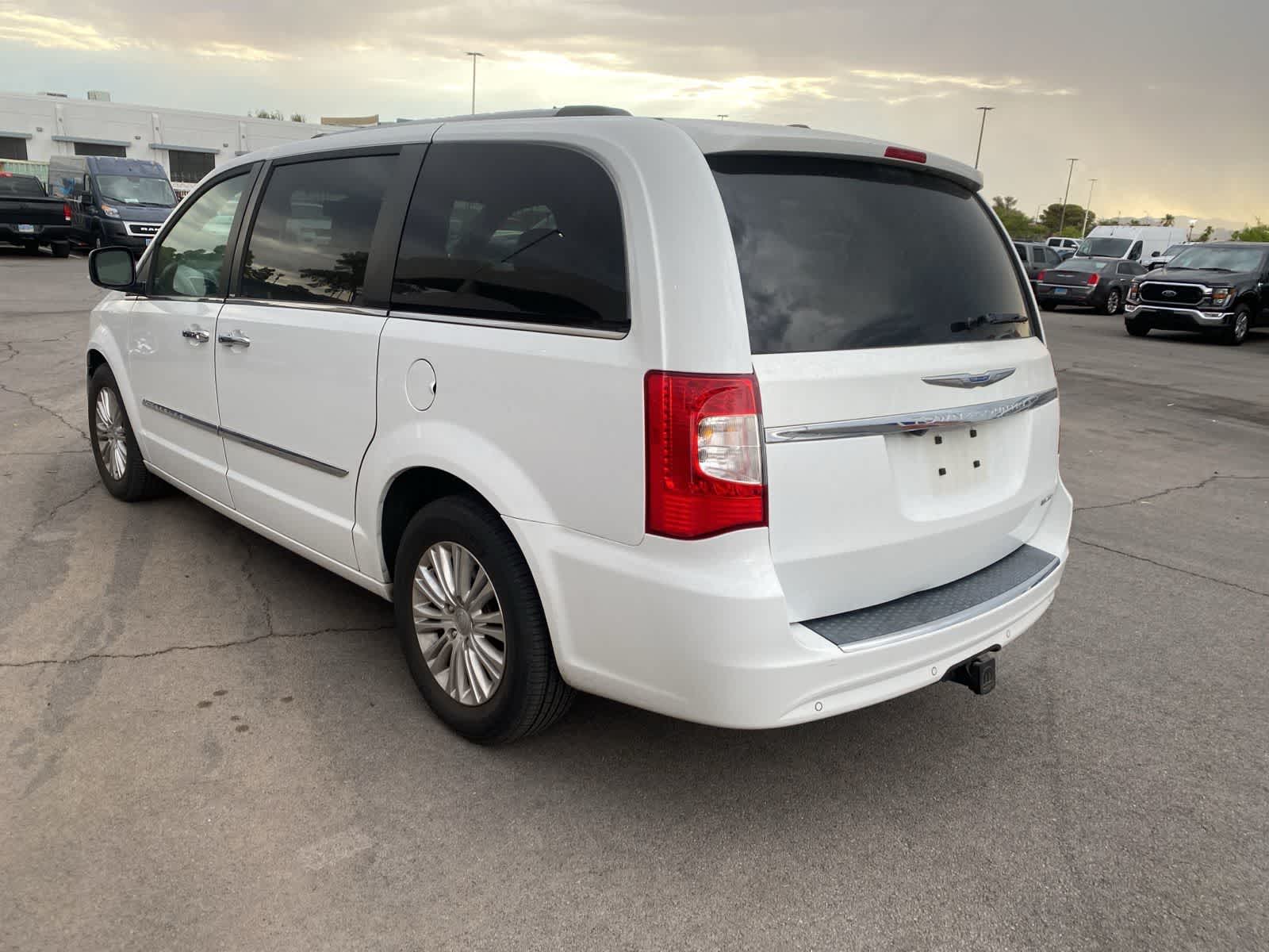 Thumbnail: 2014 Chrysler Town & Country - 8