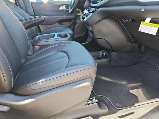 Thumbnail: 2026 Chrysler Pacifica - 21