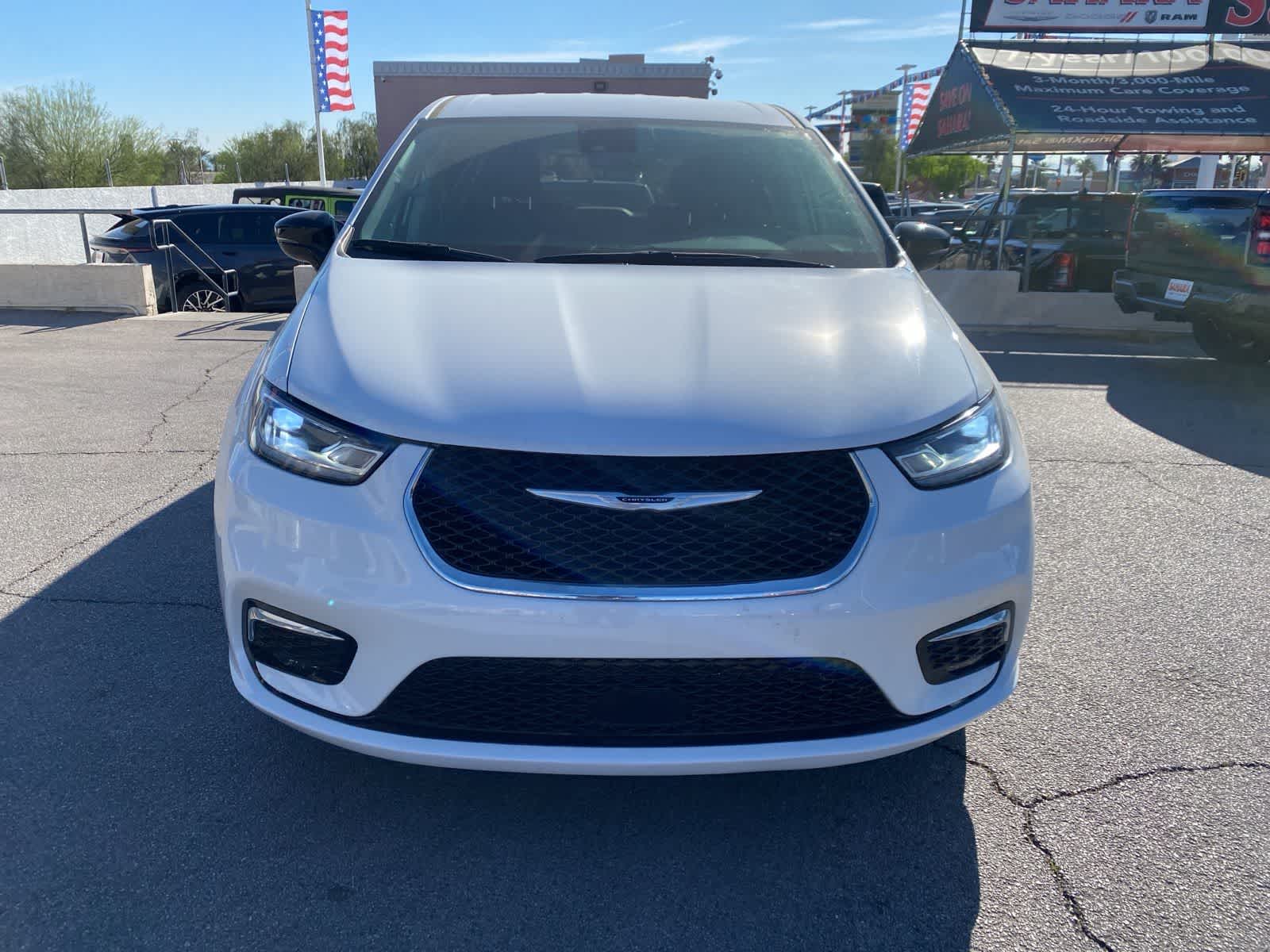 Thumbnail: 2024 Chrysler Pacifica - 3