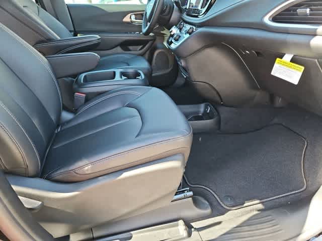 Thumbnail: 2026 Chrysler Pacifica - 25
