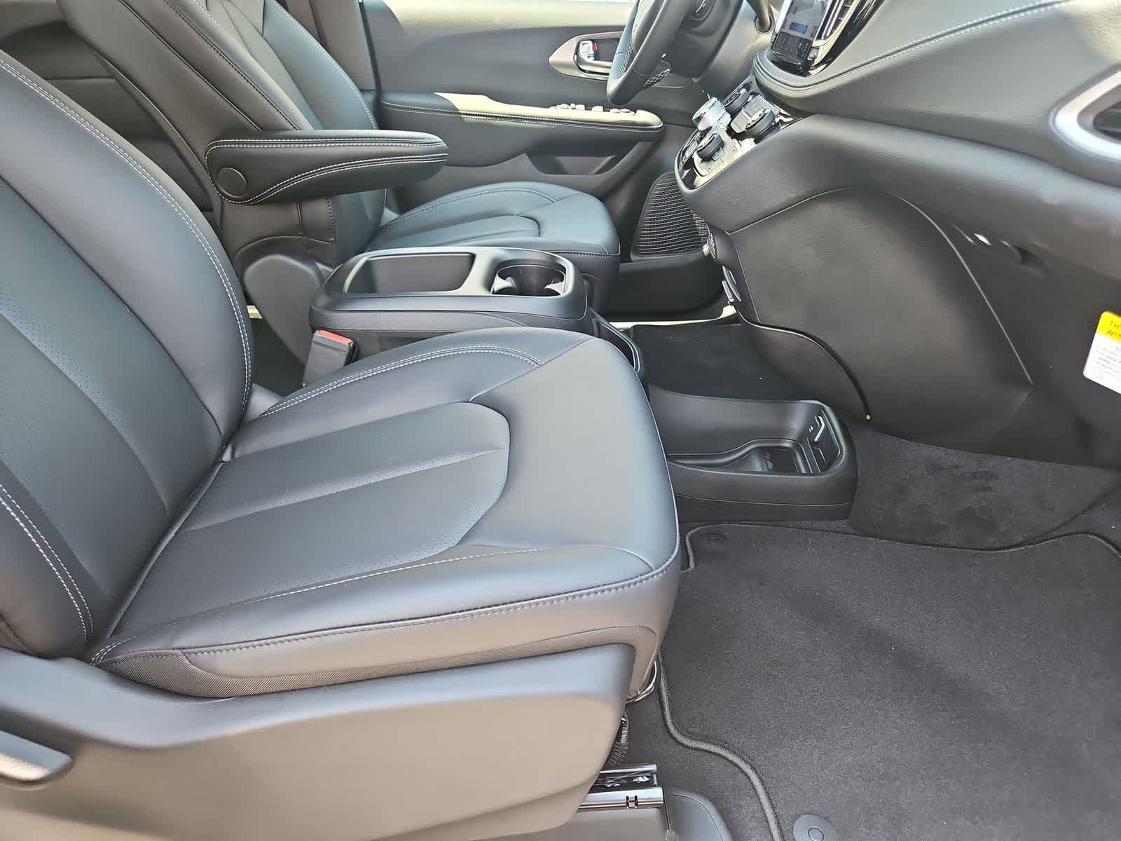 Thumbnail: 2025 Chrysler Pacifica - 21