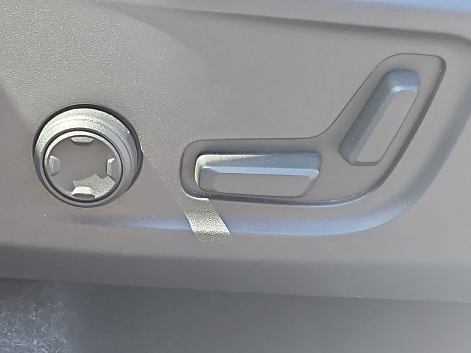 Thumbnail: 2024 Volvo XC40 - 17