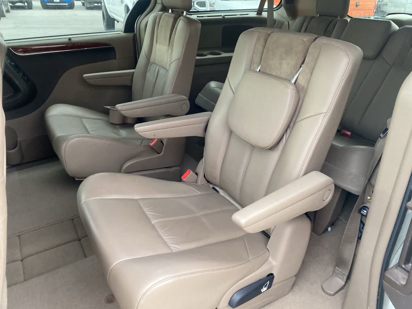 Thumbnail: 2014 Chrysler Town & Country - 12