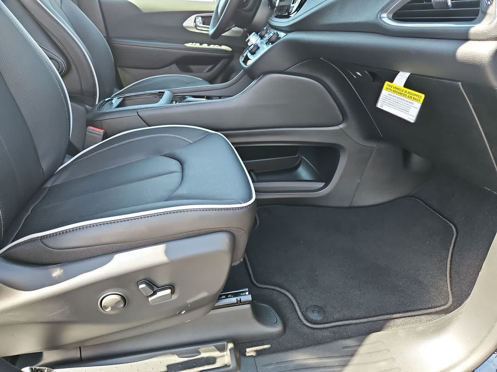 Thumbnail: 2026 Chrysler Pacifica - 21