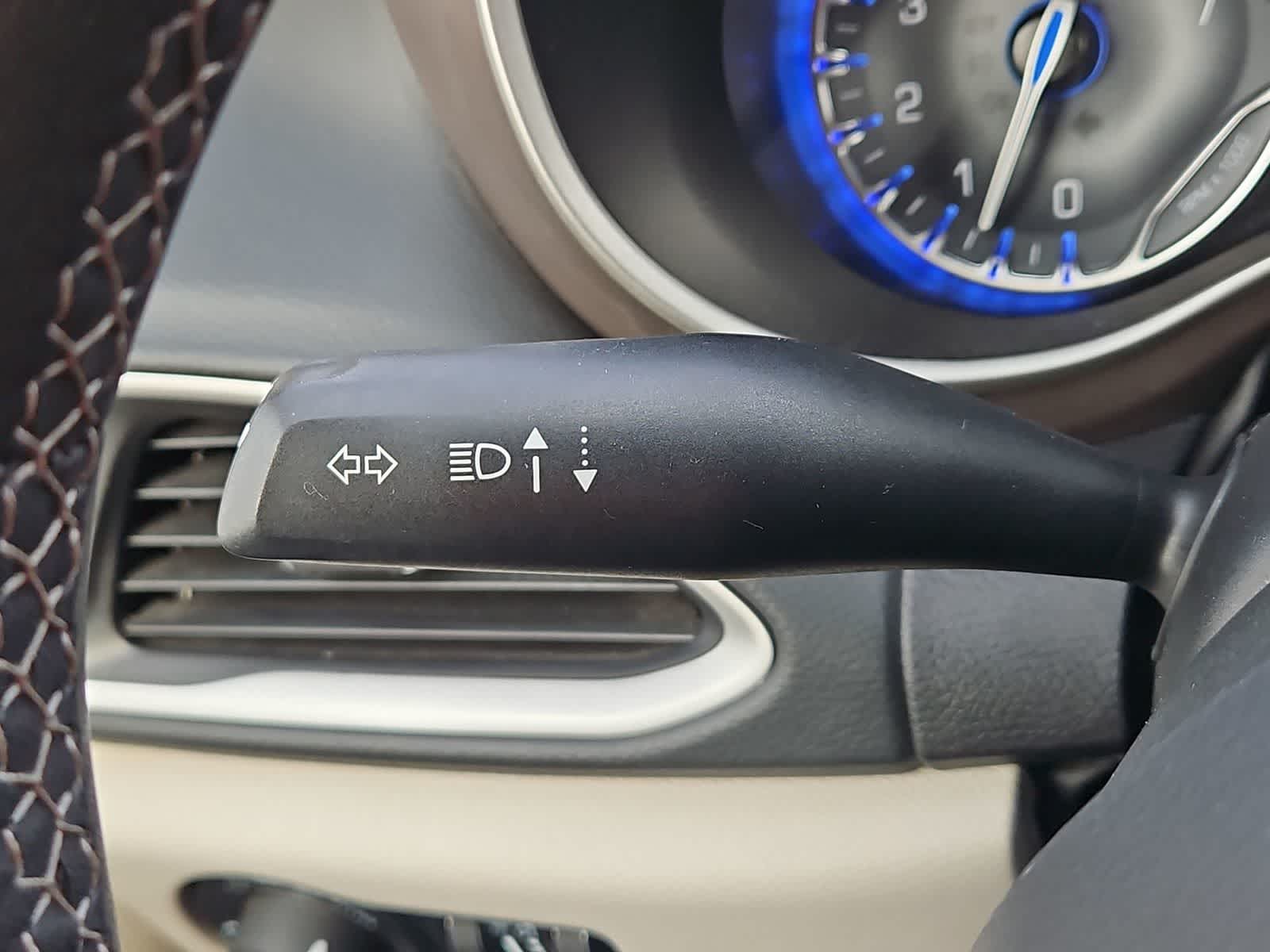 Thumbnail: 2023 Chrysler Voyager - 27