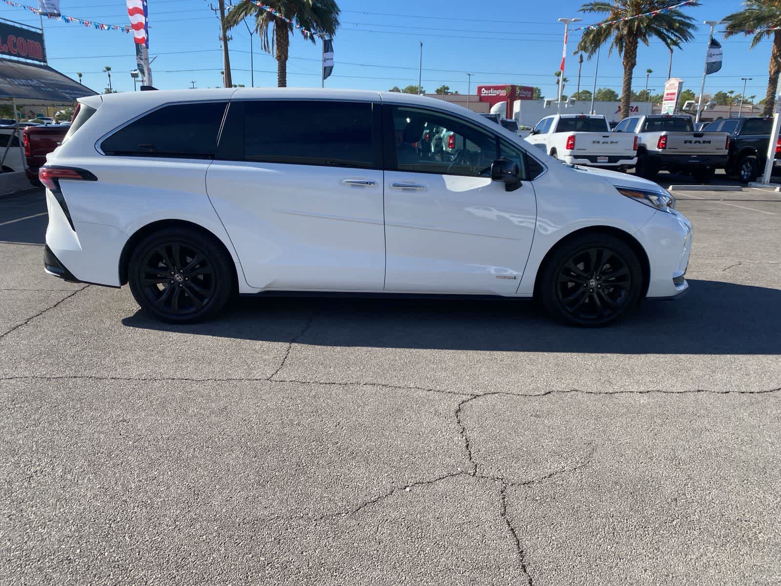 Thumbnail: 2021 Toyota Sienna - 4