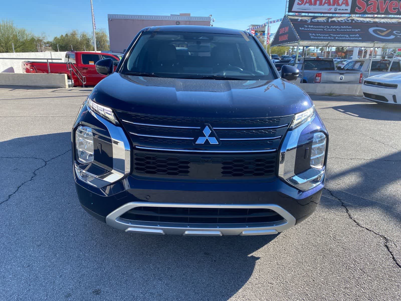 2024 Mitsubishi Outlander SE photo 2