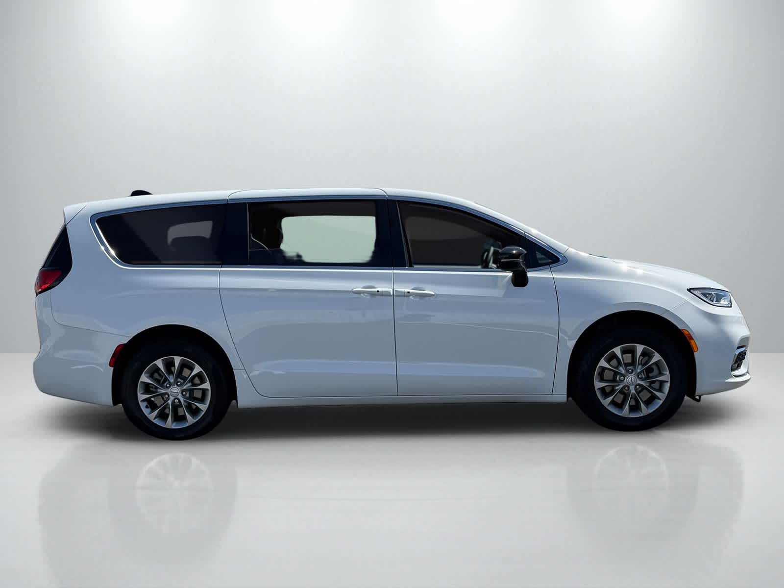 Thumbnail: 2026 Chrysler Pacifica - 8